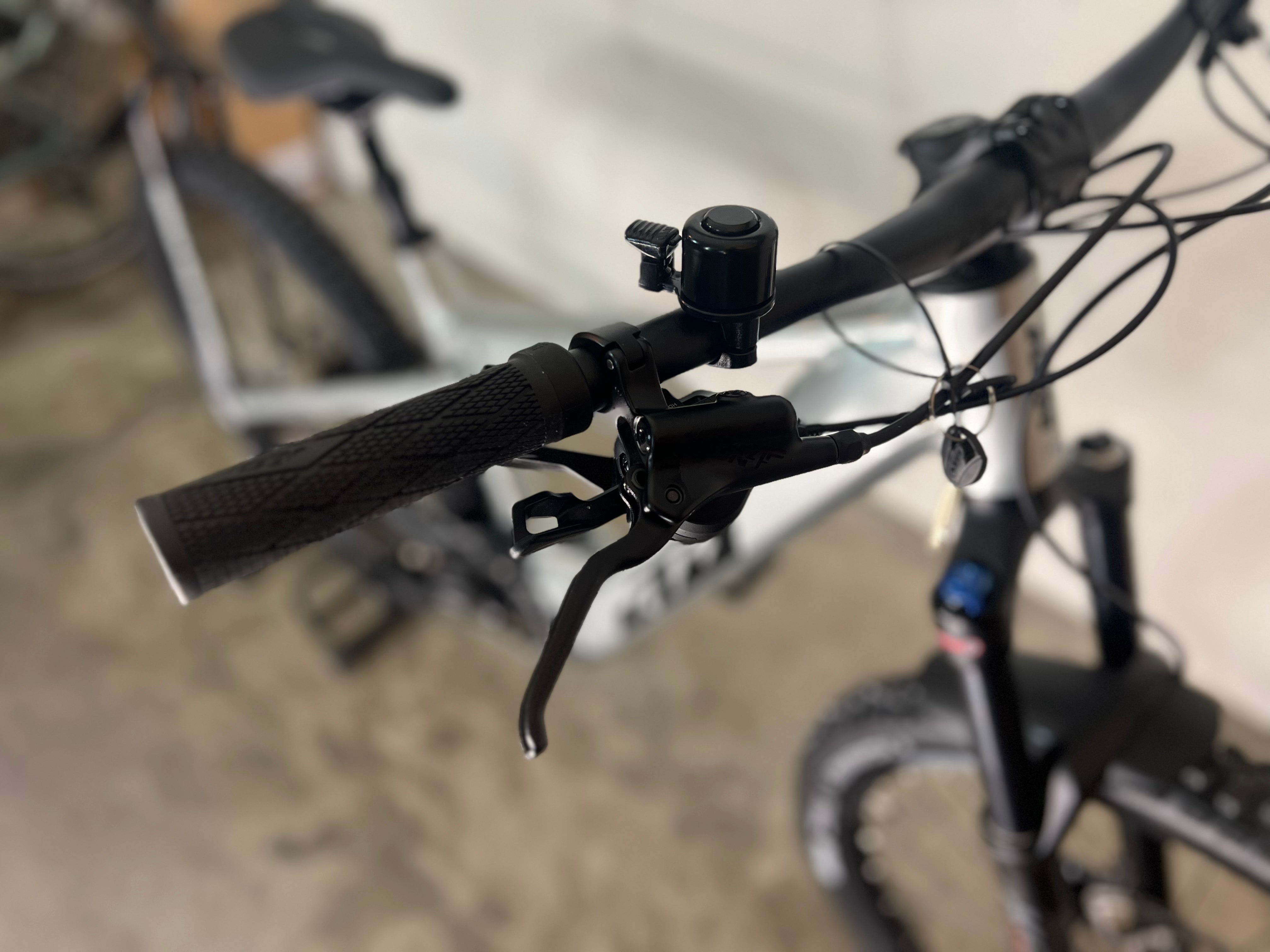 MACINA LYCAN 772 starlight silver (black+blue)